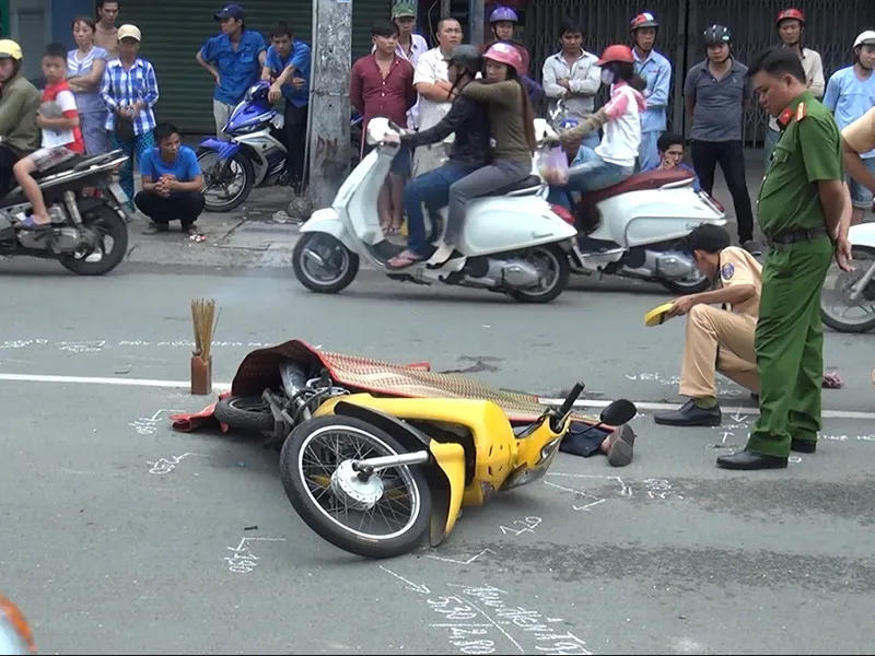 Người đàn ông ngã ra đường và bị xe cứu thương cán tử vong